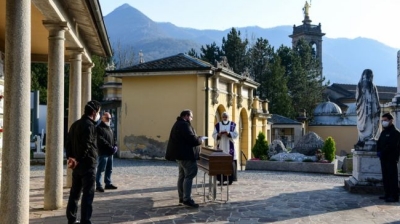 Gjesti heroik/ Heq dorë nga jeta për të shpëtuar një pacient më të ri duke i dhënë respiratorin e tij, vdes prifti italian nga koronavirusi