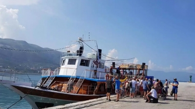 Vlorë, roja bregdetare shpëton anijen me turistë italiane dhe shqiptarë