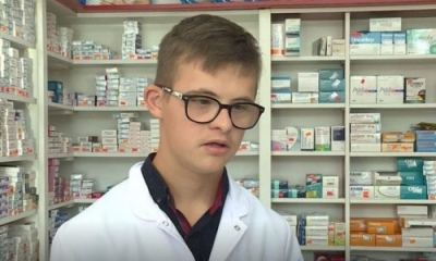 16-vjeçari me sindromën Dawn po punon farmacist dhe gjithë Ferizaj e do