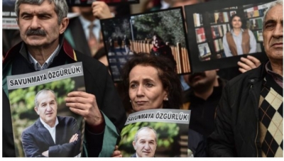 Regjimi i Erdogan dënon edhe 13 gazetarë të tjerë turq