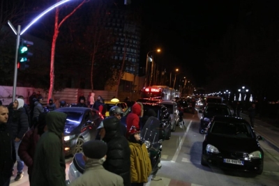 Rritja e çmimit të naftës/ Protestuesit bllokojnë bulevardin 'Dëshmorët e Kombit'