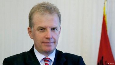 Pollo: Qeveria shqiptare heshti teksa BE e shtoj numrin e kushteve të vëna për t&#039;u plotësuar dhe pse shtimi i këtyre kushteve se gjendja e vendit është edhe me e rënduar se para