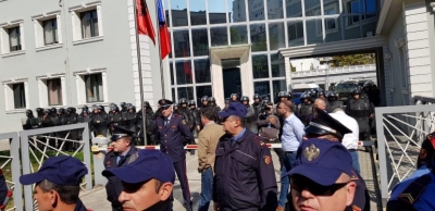 Banorët e Unazës marshojnë më këmbë për tek Drejtoria e Policisë, ku mbahet i burgosur Klevis Balliu