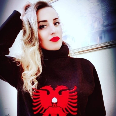 Lot e dhimbje për të shtrenjtën e tyre, miq e të afërm rrëqethin me mesazhet për oficeren e vrarë: Ike në ditë të bekuar