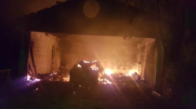 Digjet garazhi bashkë me makinën në Maliq