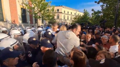 Këshilltarët e opozitës tentojnë të futen në bashkia, policia hedh gaz lotsjellës