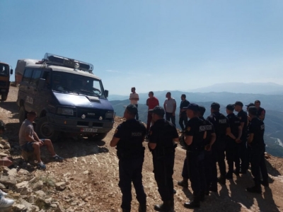 &quot;Luftë&quot; për malin e Tomorrit, Policia rrethon biznesmenët e gurit
