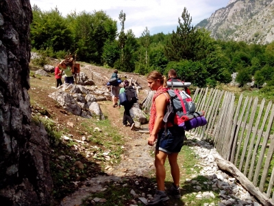Humbasin turistët italianë, ndihmohen nga banorët