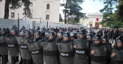 Policia rrethon Kuvendin dhe i bën thirrje mediave: Largohuni