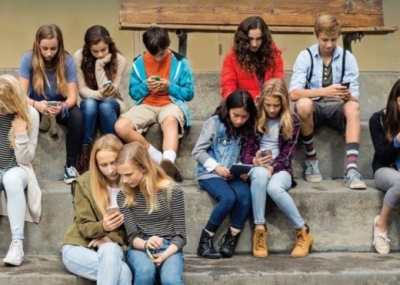 Adoleshenca, ulet mosha/ Psikologët: Prindërit të komunikojnë më shumë