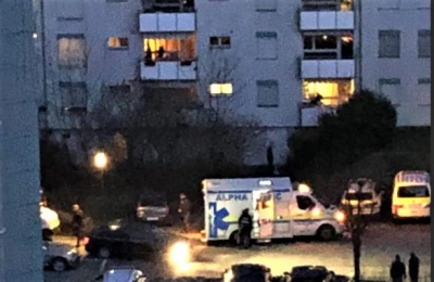 Burri bie nga kati i 3-të pas një sherri në familje, policia nuk e ndalon dot