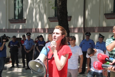 Covid 19/ Kërpaci denoncon heshtjen e qeverisë për ndihmën ndaj studentëve