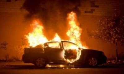 Shpërthen në flakë një tjetër makinë, ngjarja në ...