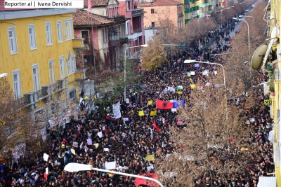 Marshimi masiv i studentëve të Mjekësisë tek Selvia