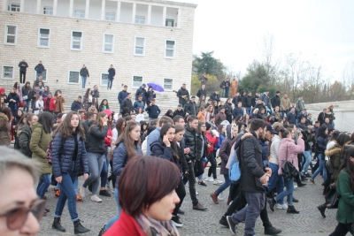 Mbështetja e bukur që morën sot studentët (VIDEO)