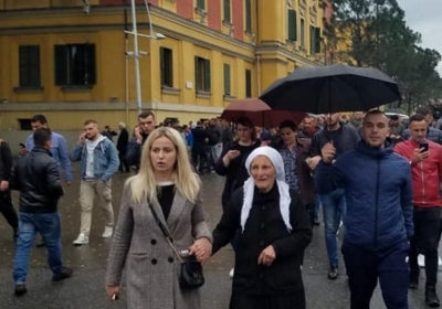 Kush është 80-vjeçarja nga Mati që iu bashkua protestës madhështore të 13 Prillit