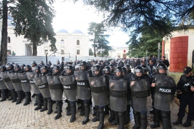 Policia shpik autorë të kapsolles, arreston të riun