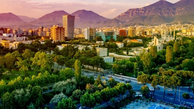 Ironia e 'Der Standard': Tiranës, kryeqytetit të rinisë, po i ikën rinia