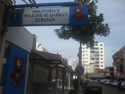 Elbasan, policia parandalon konfliktin me armë mes dy të rinjve