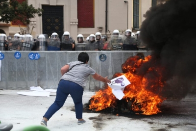 Thirrjet për lirimin e Berishës, provokimi i protestuesve dhe djegia e portretit të Veliajt/ Çfarë nuk u pa nga protesta