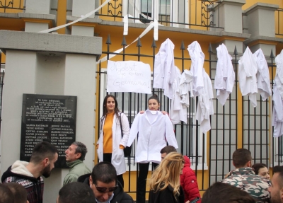 Protesta, studentët dorëzojnë bluzat e bardha