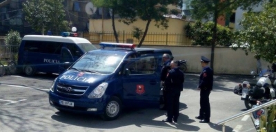 Policia iu prish planin e grabitjes 3 të rinjve, kapet njëri