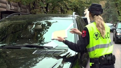 (Video) Policia vë 120 gjoba në 60 minuta, çfarë ndodh me qarkullimin rrugor në Tiranë