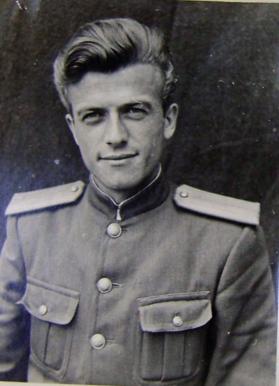 Porodini në moshë të re me uniformën sovjetike të oficerit të Sigurimit