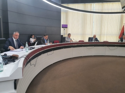 Reforma zgjedhore/Opozita 3 propozime për financimin e partive, rolin e grave dhe kohën e zgjedhjeve: Përjashtim nga tenderat të financuesve privatë