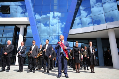 Agron Tufa shpallet “Qytetar Nderi” i Kamzës, vlerësohen me “Mirënjohja e Qytetit” mediat dhe mjaft personalitete(Fotot)