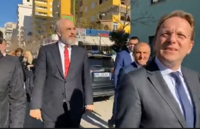 ‘Çfarë do bëhet me ne?’, banorët i kërkojnë llogari në sy të komisionerit për Zgjerimin