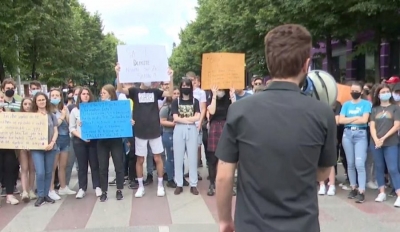 Maturantët,në ditën e dytë të protestës përpara Ministrisë së Arsimit