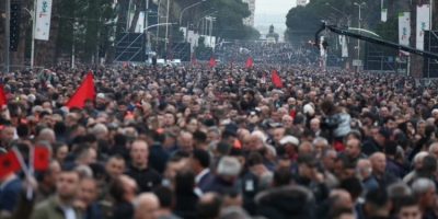 Mbi 100 mijë para Presidencës, në sheshin “Nënë Tereza” dhe bulevardin “Dëshmorët e Kombit”, me lule dhe flamuj kuq e zi