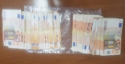 Bënin namin me valixhet e udhëtarëve, kapen dy punonjës në Rinas