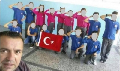 Nxënësit në Kosovë përshëndetje ushtarake për Turqinë, nisin hetimet