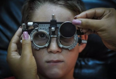 E frikshme,  në 2030-n gjysma e popullsisë do të kenë syze, arsyet