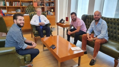 'Përshëndetje nga larg Big Basta'/ Berisha pret në zyrë bashkautorin e këngës-himn të protestës, Renis Gjoka