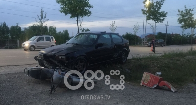 Aksident në Korçë, drejtuesi i motorit plagoset pas përplasjes
