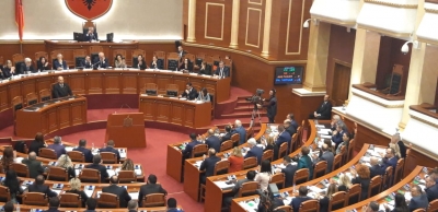 Kuvendi zgjedh në kundërshtim me Kushtetutën anëtarë të Gjykatës  Kushtetuese. ‘Opozita’ e re bashkon votat me maxhorancën