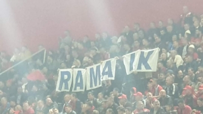 Luajnë dy ekipet e &#039;Ramës&#039;, stadiumi shpërthen &#039;Rama Ik&#039;