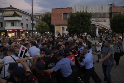 Edi Rama mban fjalimin i tmerruar, protestuesit e rrethojnë në Elbasan