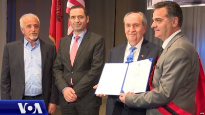 Bashkia e Tropojës nderon gazetarin Elez Biberaj me titullin "Qytetar Nderi i Tropojës"