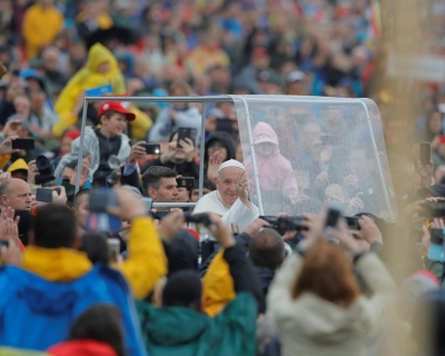 Papa në Rumani, 80 mijë vetë presin në shi kreun e Vatikanit