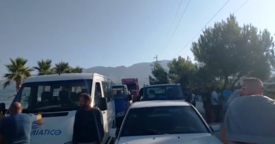 Bizneset e peshkut bllokojnë rrugën në Pashaliman: S’mund të punojmë me orar, po na dëmton