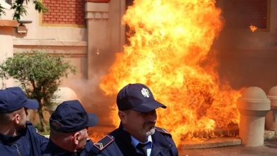 &#039;Tërbim zjarri kundër korrupsionit në Bashkinë e Tiranës’/ BILD: Protesta masive në kryeqytetin e Shqipërisë