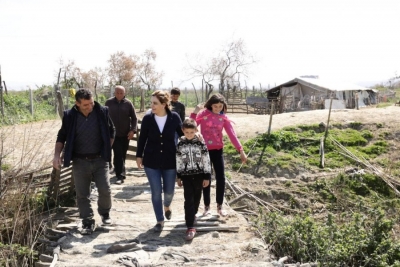 Kryemadhi viziton fermën në Fier: Blegtorët e fermerët janë harruar si gjithë shqiptarët