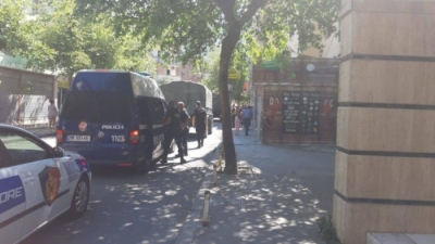 Rrethohet qyteti/ Me ushtri e polici, mbërrijnë në KZAZ-të e Lezhës materialet zgjedhore