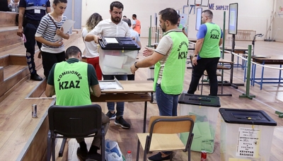 Deputeti plas skandalin/ Ja çfarë po ndodh me kutitë e votimeve në qarkun e Beratit