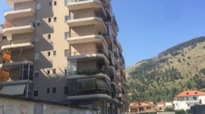 E fundit/ Hidhet nga kati i 7-të babai i dy fëmijëve…