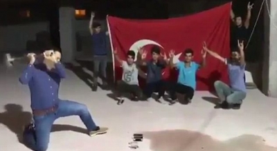 Turqit kalojnë në delir, shfaqen duke shkatërruar iPhonët me çekiç